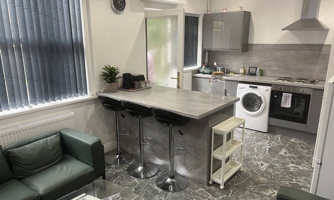 Stoke-on-Trent House | 5 bedroom- Stunning Townhouse in City Centre near Alton Towers & Peak District