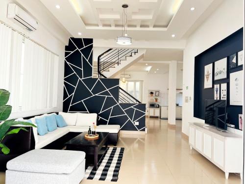 Vung Tau Villa | 5 Bedroom Villa in Vung Tau- Biệt thự 5 phòng Bãi sau- The Black & White Garden Villa