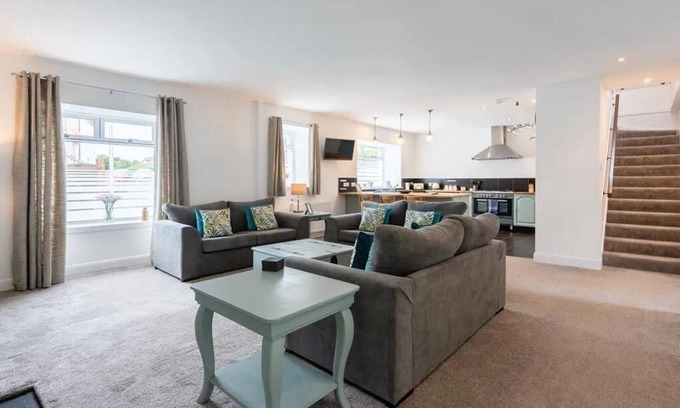 Lundin Links House | 5 bedrooms/sleeps 10-12/free wifi & parking/garden