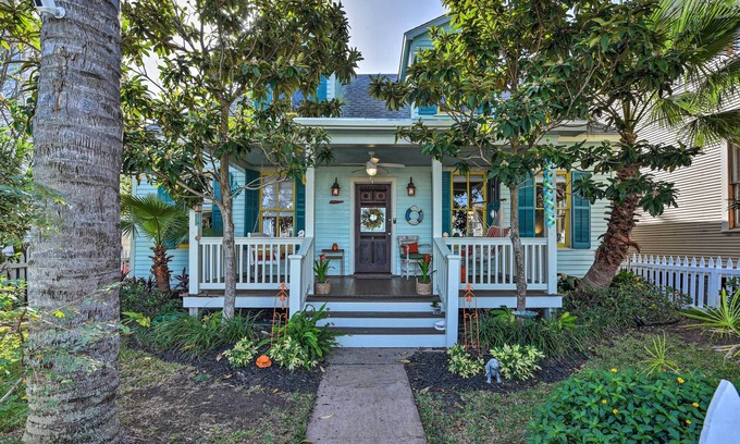 San Jacinto Cottage | 5 Blocks to Beach: Coastal Cottage in Galveston!