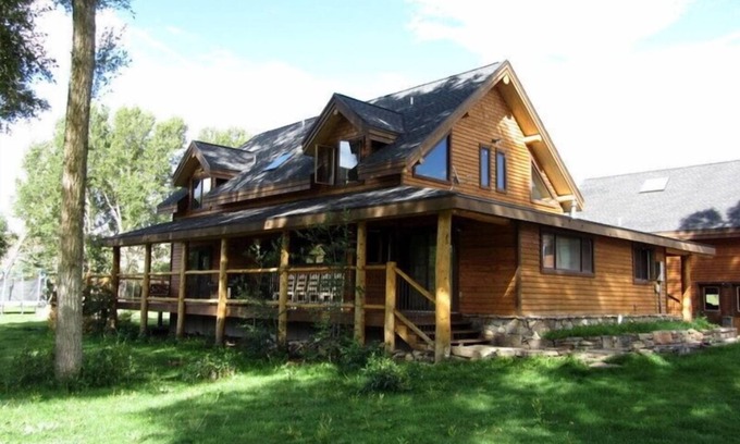 Gunnison - Crested Butte Cabin | 5 BR/3.5 BATH Gunnison Valley Home on the River between 2 ski areas, 4 wheeling