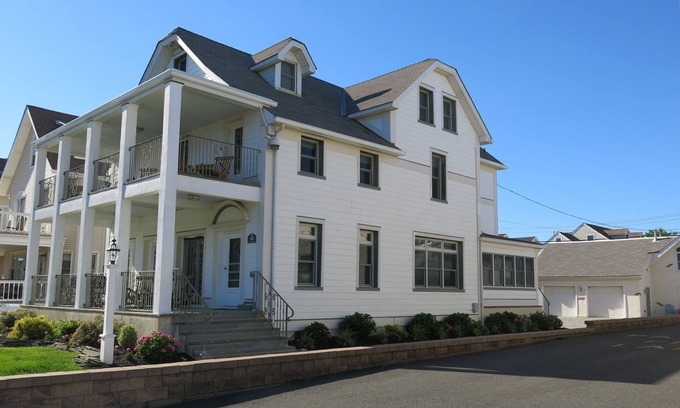 Wall House | 5 BR/3 BA - 250' from Beach - Great Ocean Views - Northern End