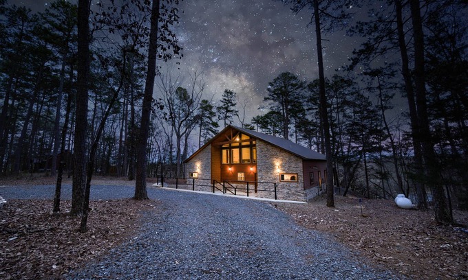 Octavia Cabin | 5 BR Cabin ON THE RIVER with PRIVATE ISLAND access, kayaks included!