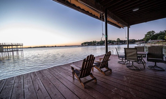 Gun Barrel City House | 5 BR-Hottub-Firepit-Pets-Fenced in-Waterfront-Bounce House