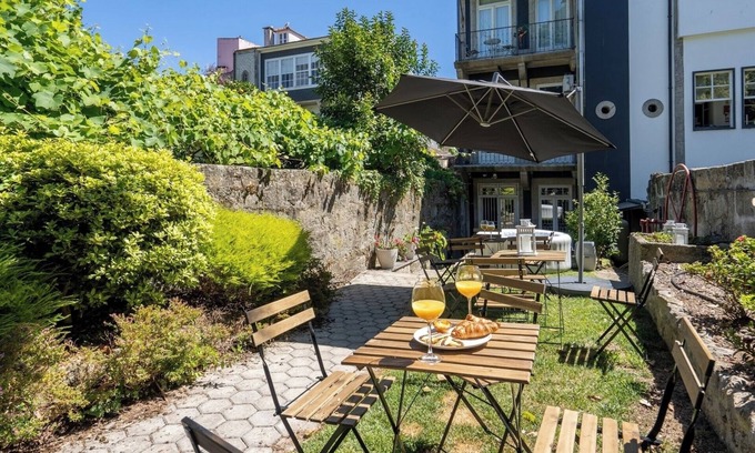 Lordelo do Ouro e Massarelos Apartment | 5 Captivating Rustic Flats w/Jacuzzi and Garden
