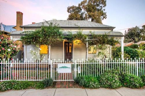 Echuca House | 5 Connelly - Echuca Holiday Homes