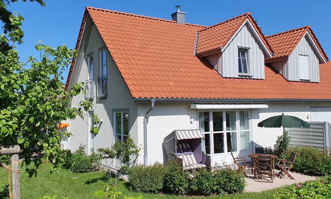 Rosenhagen House | 5 * holiday home on the Baltic beach with sauna, fireplace, Wi-Fi and garden