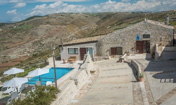 Ragusa House | 5 independent apartments with swimming pool and panoramic views 5 minutes from the center