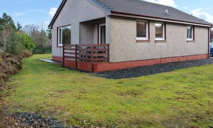 Poolewe Cottage | 5 INNES-MAREE, pet friendly, country holiday cottage in Poolewe