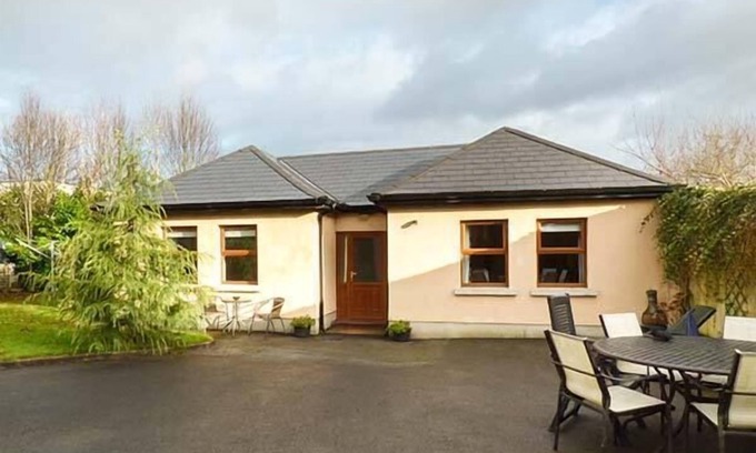 Dundrum Cottage | 5 KILNAMANAGH MANOR, pet friendly in Dundrum, County Tipperary