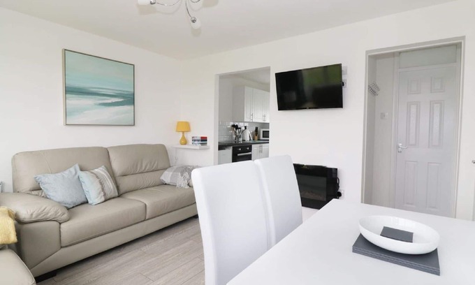 Great Yarmouth House | 5* Light & Airy Chalet 5min walk 2 beach nr BroadsSunbeach Chalets 143 a contemp