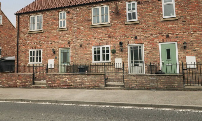 Potter Brompton Cottage | 5 MANOR RISE, pet friendly, character holiday cottage in Sherburn