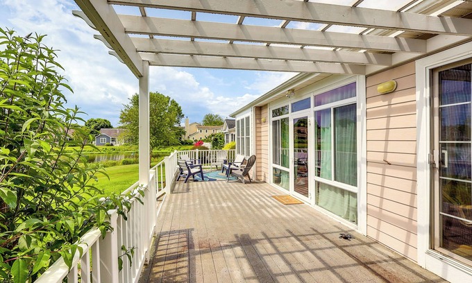 Lewes Cottage | 5 Mi to Beach: Lewes Home w/Deck & Pond View
