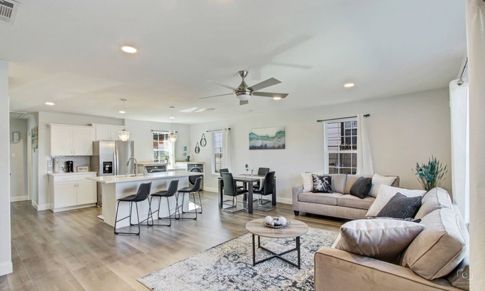 Cedar Crest House | 5 mi to Downtown! Backyard! Near DFW Airport! Long Stay Discounts! King Bed!