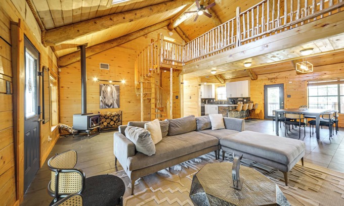 Dripping Springs Cabin | 5 Mi to Dtwn Dripping Springs: Cabin w/Jacuzzi!