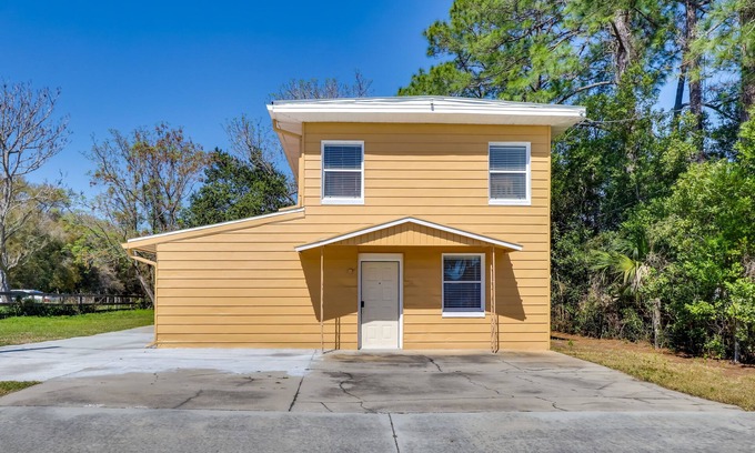 Fruitland Park Apartment | 5 Mi to Lake Sumter Landing: Bright Home w/Patio
