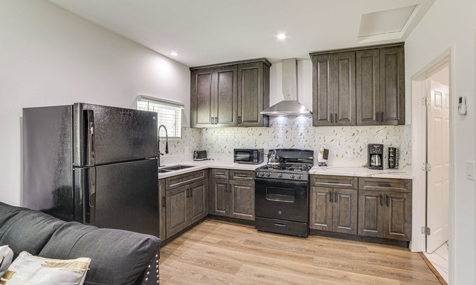 Sylmar House | 5 Mi to Metrolink: Pet-Friendly Los Angeles Home!