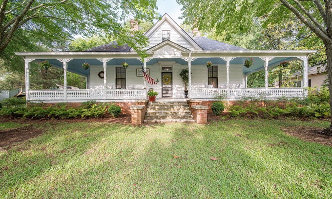 Hamilton House | 5 Miles to Callaway Gardens and walking distance to shops and restaurants.
