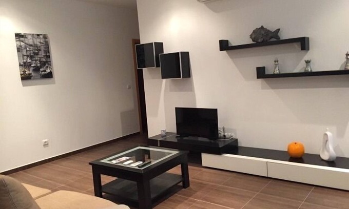 Maia House | 5 min from airport 2-bedroom house - sleeps 4
