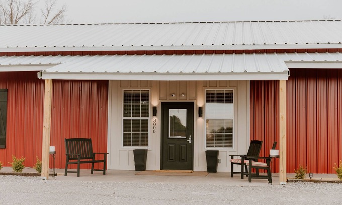 Elliott Cabin | 5 min. from Grenada Lake! 3 bed room/Outside pavilion/Family size/fire pit