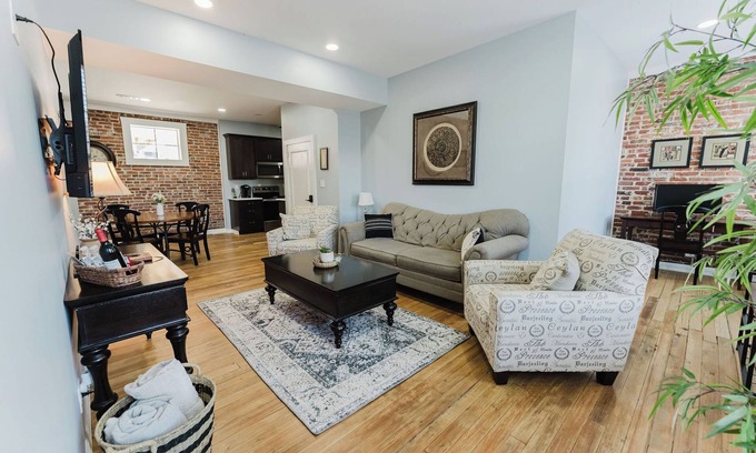 Downtown St. Louis Apartment | 5 min to Arch, Dome, Stadium, 2 BR 2 BA Sleeps 5, Historical exposed Brick Loft