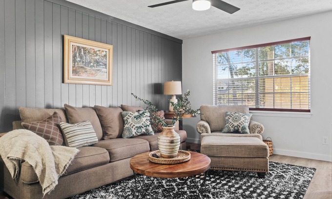 Gainesville Condo | 5 min to Gainesville City square, Washer & Dryer, Reserved Parking, 15+day only