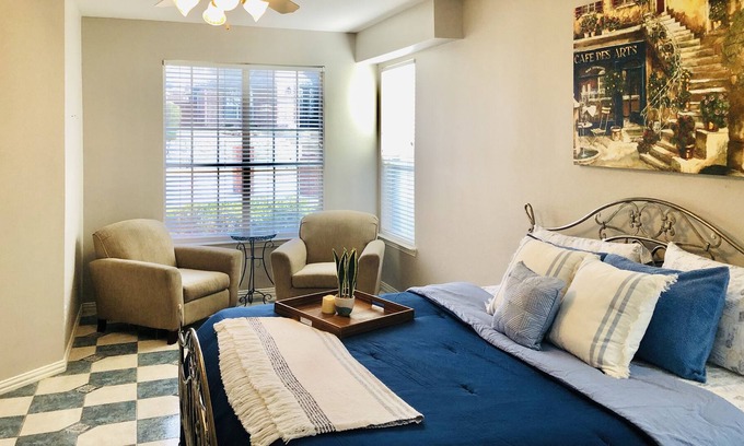 Rockwall House | 5 min walk to Lake, boating, food & local conveniences