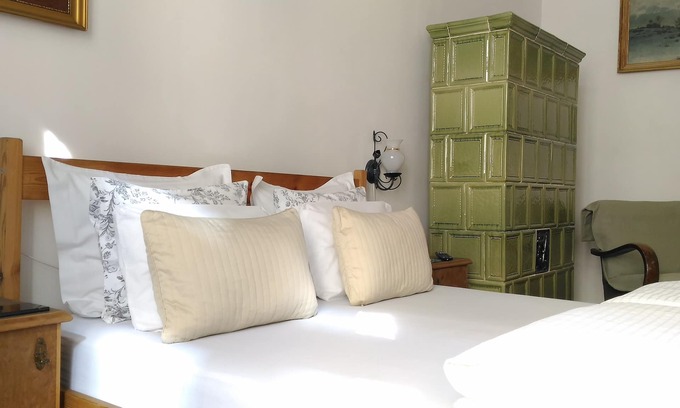 13th District Apartment | 5 min walk to Parliament with Danube river view in a historical palace , AC n