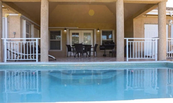 Leeward Settlement House | 5 mins to Beach Pool BBQ Dedicated Workspace