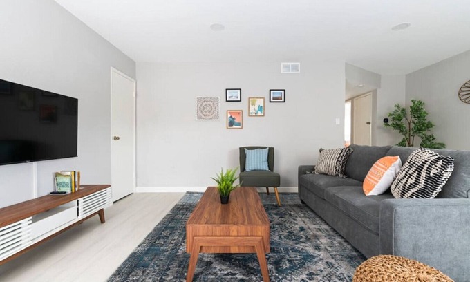 Alhambra Apartment | 5 Mins to DT Alhambra - Homey 2BR Apt W King Bed