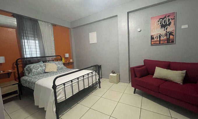 Isabela House | 5 mins to JOBOS 3-bedroom house sleeps 8 w WiFi & AC in beautiful Isabela
