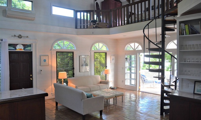 Estate Enighed House | 5 minute walk into town/Generator/Fully Air-conditioned