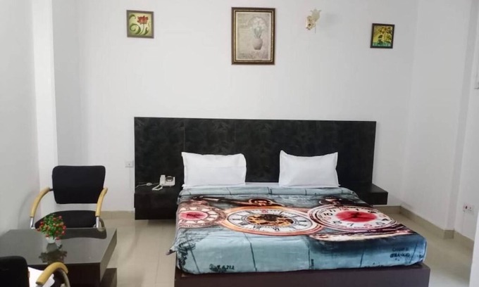Sector 29 Hotel | 5 minute walk to MG Road Metro, bustling area of Gurgaon