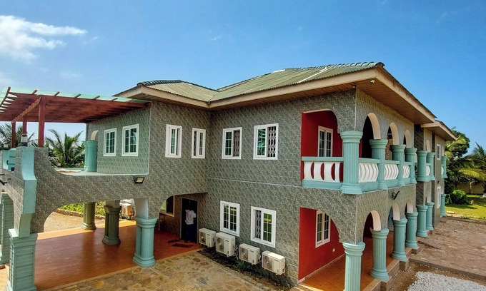 Cape Coast Apartment | 5 minutes drive to the beach, Family-sized condo with Spacious Balcony