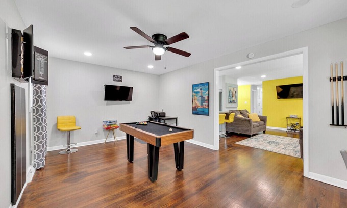 Portsmouth House | 5 Minutes to the Casino!Family sized home 3 bedroom with patio and a game room