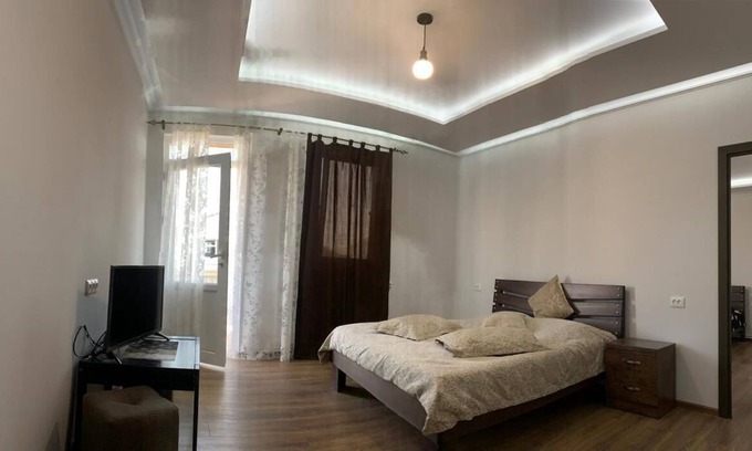 Kentron House | 5 minutes to the city center, near Dalma Garden Shopping Mall