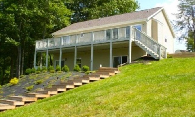 Moneta House | 5 o'clock Somewhere - Pool Table, Walking Distance to Portside Bar & Grill, Just Like New!