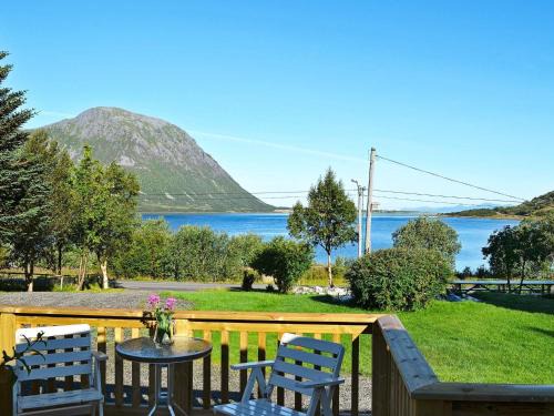 Austvagoy House | 5 person holiday home in LAUPSTAD