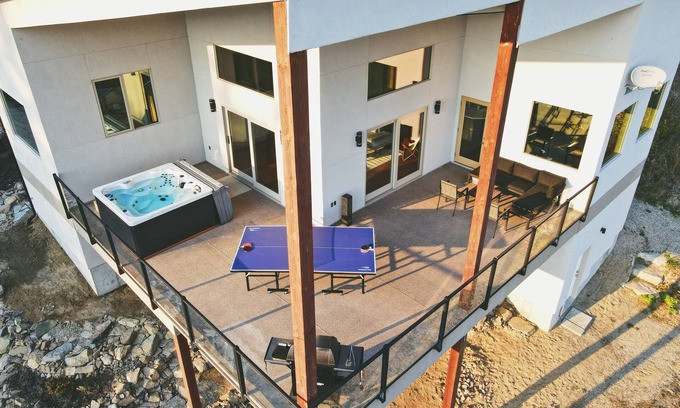 Taghum House | 5 Star Luxury-Nelson's Finest,amazing river and mountain views with Hot Tub