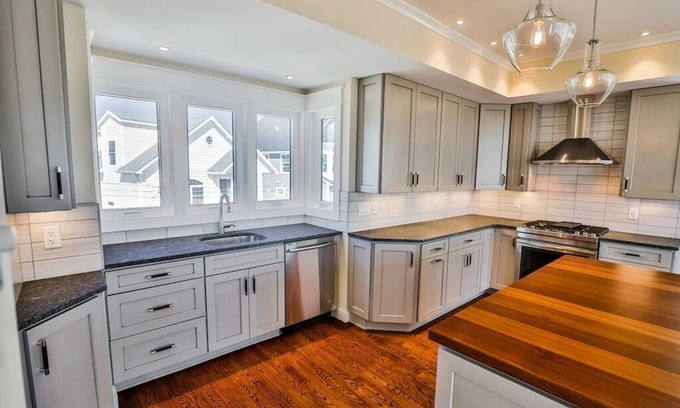 Normandy Beach House | 5 Star Luxury Waterfront Beach House-Easy Bay Access from Lagoon