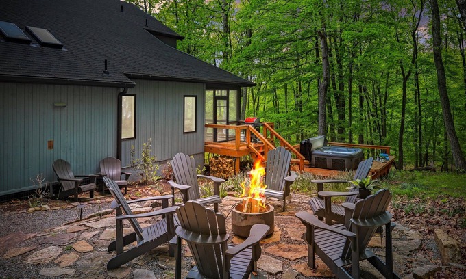 Berkeley Springs House | 🌟5 STAR Mountain Lodge💗Unmatched Hospitality🌷Close to town🎲GAME room