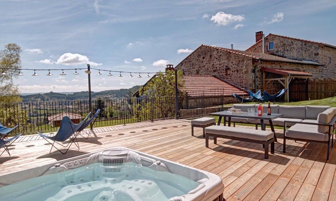 Luriecq Cottage | 5-suite luxury cottage with spa, near hiking trails