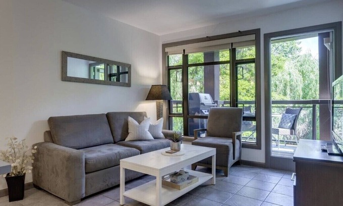 South Pandosy Condo | 5 ⭐️- Unit 322 - Sol Terra Stays - Enjoy Your Breakfast With A Creek View