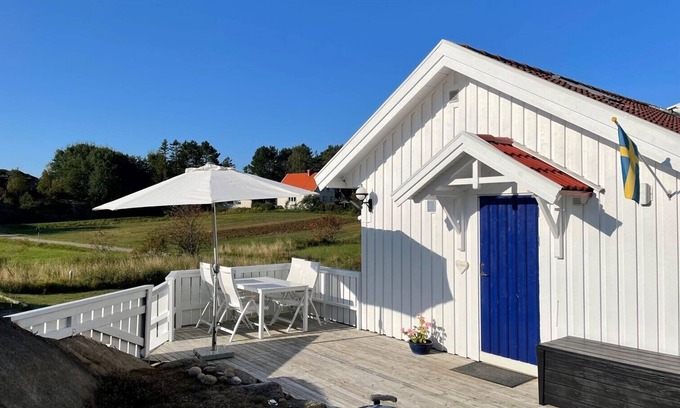 Kungshamn Cottage | 50 m2 well-equipped cottage near the sea, the Soten Canal & a unique nature reserve.