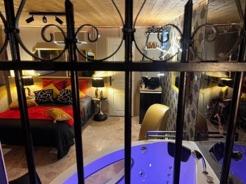 Nievroz Hotel | 50 Nuances de Parenthèses