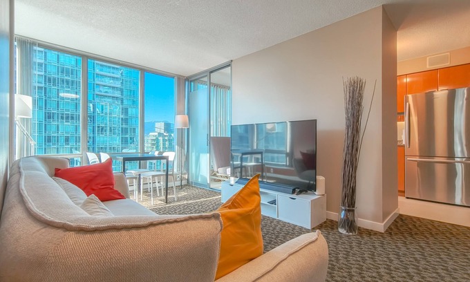 Coal Harbour Condo | (50% OFF) Perfectly Located Condo for Exploring DT Vancouver | Walk to Robson St