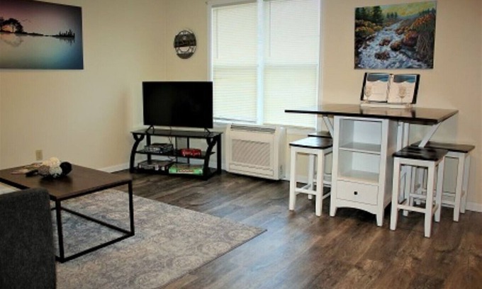 West Main HIll Apartment | 525 Sprague 8 · Apartment across from Waldo Stadium and WMU track
