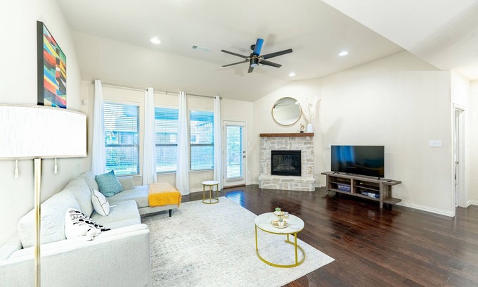 McKinney House | 55% off special Monthly price/New remodel/6 rooms/4 bathrooms/Business welcome