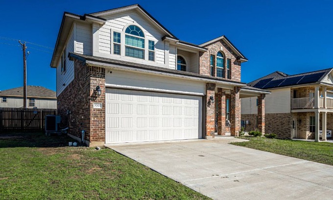 Killeen House | 5BD/3Bath w/HotTub and Back Yard - Perfect for Families or Military Roommates!nn