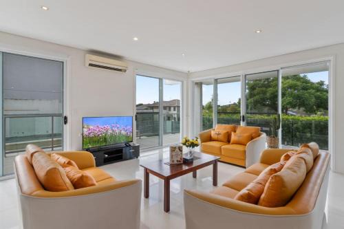 Eight Mile Plains House | 5Beds Luxu Home with Pool and AC Conveniently Located